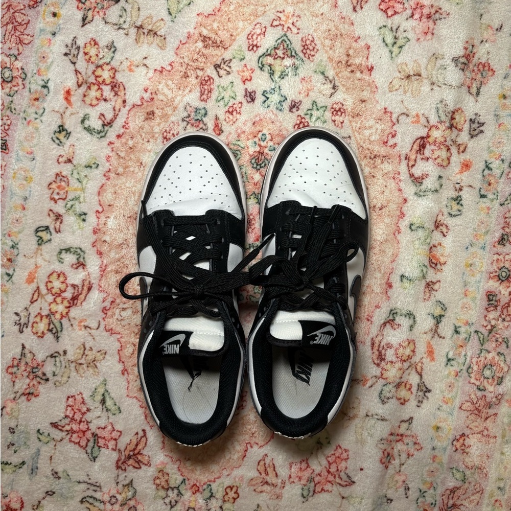 Nike Panda Dunks - Picture 3 of 5